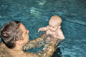 dziecko na basenie